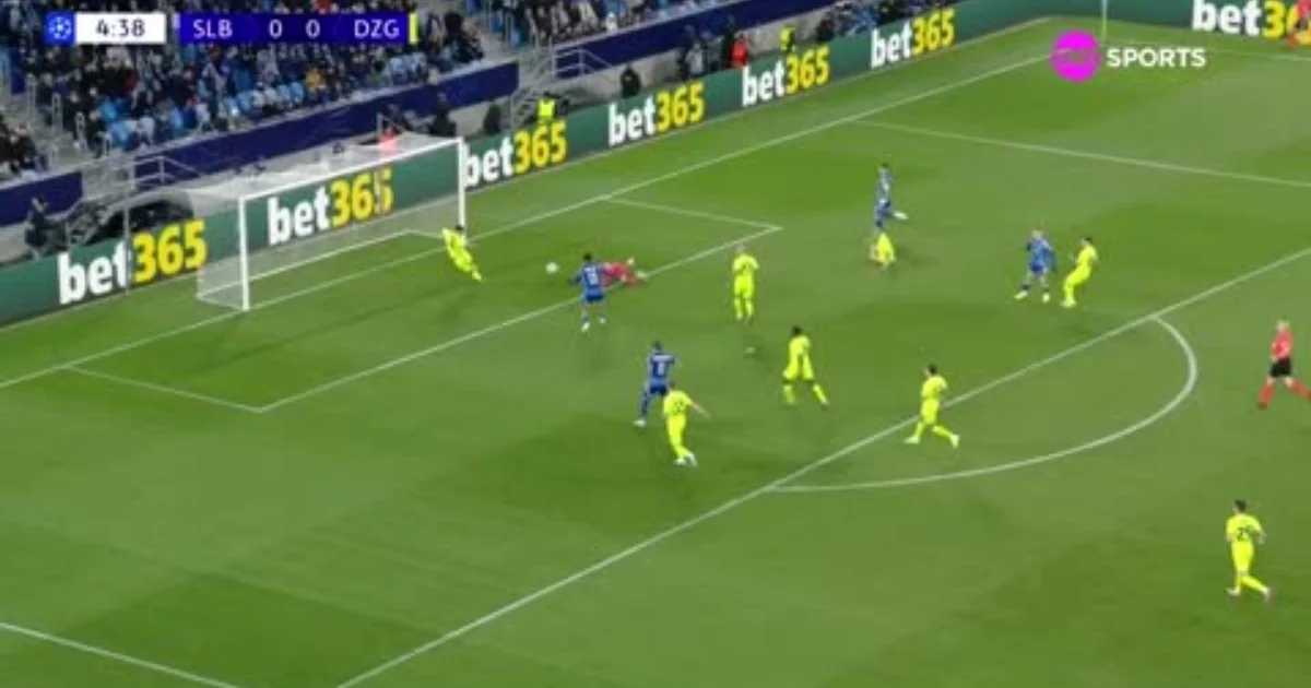 Gol do Slovan Bratislava! Strelec aproveita rebote e abre o placar